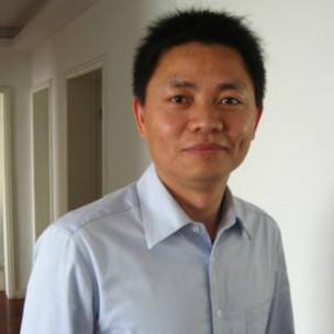 中国呼吁宪政的副教授张雪忠被停职