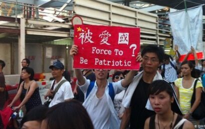 香港洗脑教育升级，教初中生“游说投共”