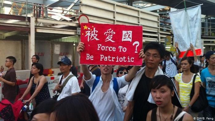 香港洗脑教育升级，教初中生“游说投共”