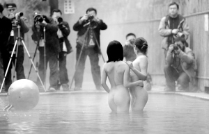 重庆美女模特“回归自然”秀裸浴
