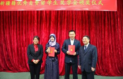 驻埃及使馆为新疆籍自费留学生颁发奖学金