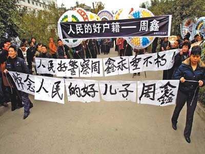 19岁歹徒三刀刺死民警 接连刺伤4名路人 19岁歹徒三刀刺死民警 接连刺伤4名路人