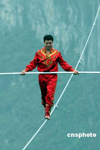 组图：“高空王子”阿迪力在喀什献技