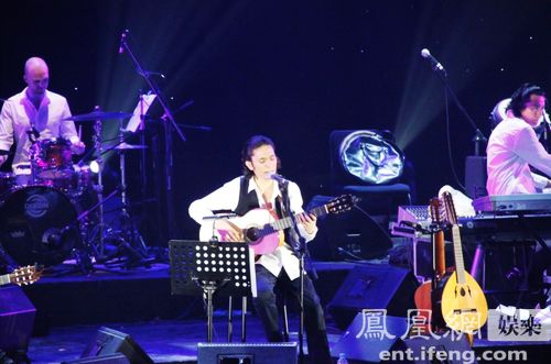 艾尔肯演唱会开唱 引领西域民谣新时代